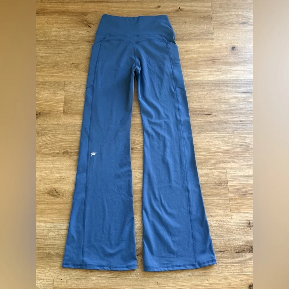 Fabletics Oasis PureLuxe High-Waisted Pocketed Kick Flare leggings- Small Short - Picture 5 of 6